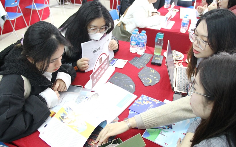 Học sinh tìm hiểu về các chương trình đào tạo của Trường ĐH Hà Nội.