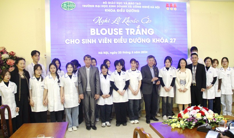Sinh viên Khoa Điều dưỡng khóa 27 của Trường ĐH Kinh doanh và Công nghệ Hà Nội được khoác áo Blouse trắng cho sinh viên đi thực hành tại bệnh viện.