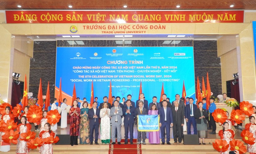 Nghi thức trao cờ luân lưu cho đơn vị đăng cai chào mừng Ngày công tác xã hội Việt Nam lần thứ 9, năm 2025.