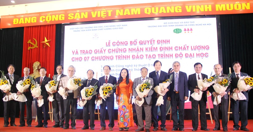 PGS.TS Nguyễn Phương Nga và lãnh đạo Trường ĐH Kinh doanh và Công nghệ Hà Nội chúc mừng 7 ngành được chứng nhận kiểm định chất lượng chương trình đào tạo.