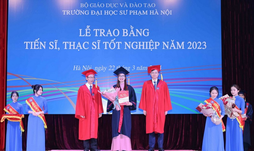 GS.TS Nguyễn Văn Minh (bên trái) và PGS.TS Nguyễn Văn Hiền - Chủ tịch Hội đồng Trường ĐH Sư phạm Hà Nội trao bằng tiến sĩ cho các học viên.