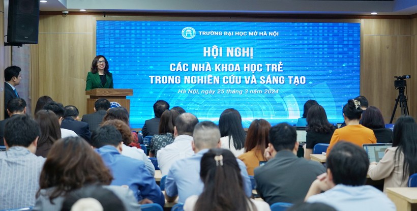 PGS.TS Nguyễn Thị Nhung – Hiệu trưởng Trường ĐH Mở Hà Nội phát biểu tại hội thảo.