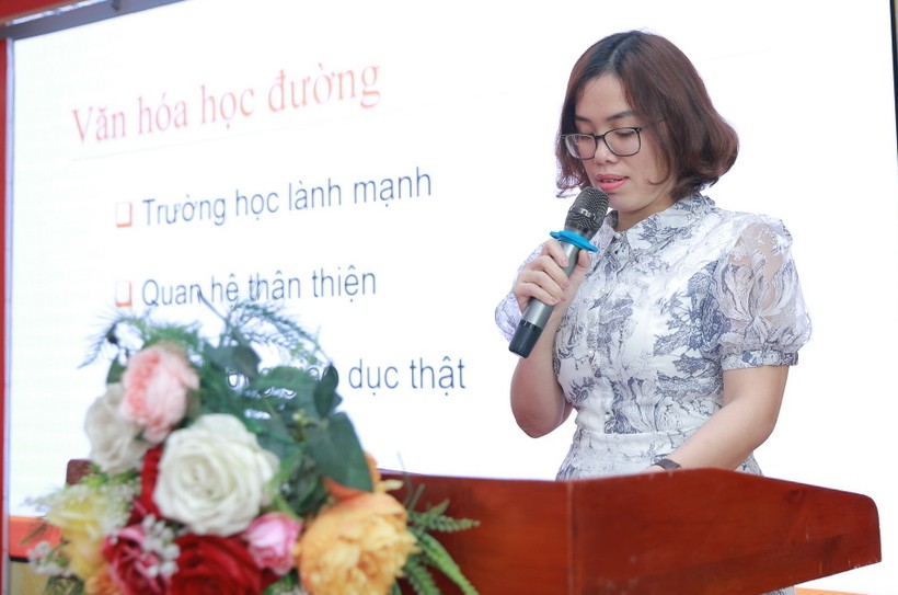 Cô Trần Thị Dung - giáo viên Trường THPT Quang Trung tham luận tại hội thảo.