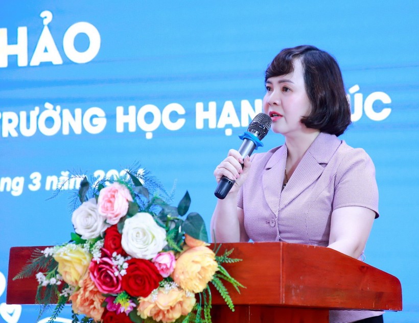 Cô Lưu Thị Lập – Hiệu trưởng Trường THPT Hoàng Cầu phát biểu đề dẫn hội thảo.