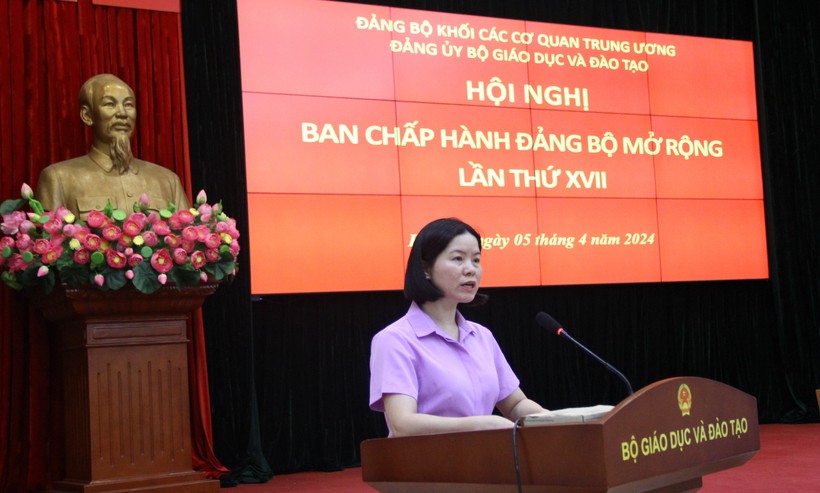 Bà Vũ Thị Hạnh - Phó Bí thư Thường trực Đảng ủy Bộ GD&ĐT báo cáo tại Hội nghị.