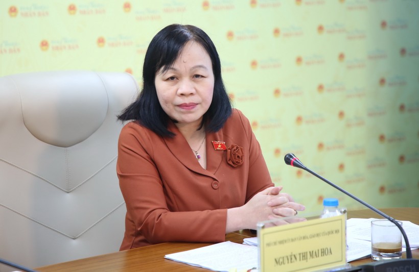 Bà Nguyễn Thị Mai Hoa chia sẻ tại tọa đàm.