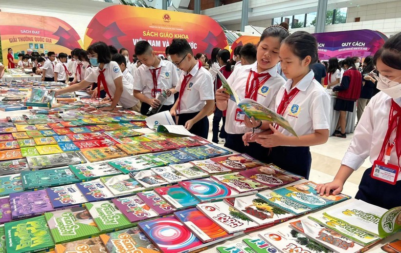 Học sinh Hà Nội tham quan triển lãm sách giáo khoa Việt Nam và các nước năm 2022.