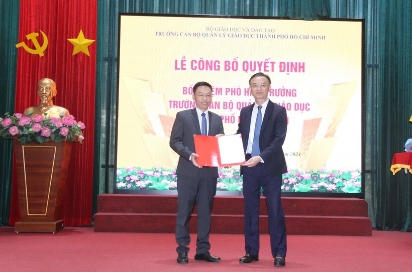 TS Nguyễn Viết Lộc trao Quyết định cho Phó hiệu trưởng Vũ Đình Bảy (bên trái).