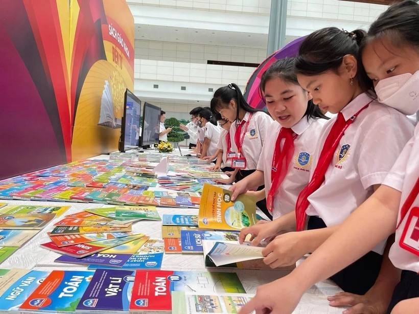 Học sinh tham dự sự kiện Trưng bày sách giáo khoa chương trình giáo dục phổ thông diễn ra tại Hà Nội năm 2022. Ảnh minh họa: ITN