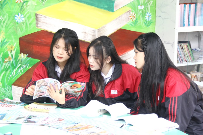 Học sinh Trường THPT Chi Lăng (Lạng Sơn) đọc sách tại thư viện xanh của nhà trường.