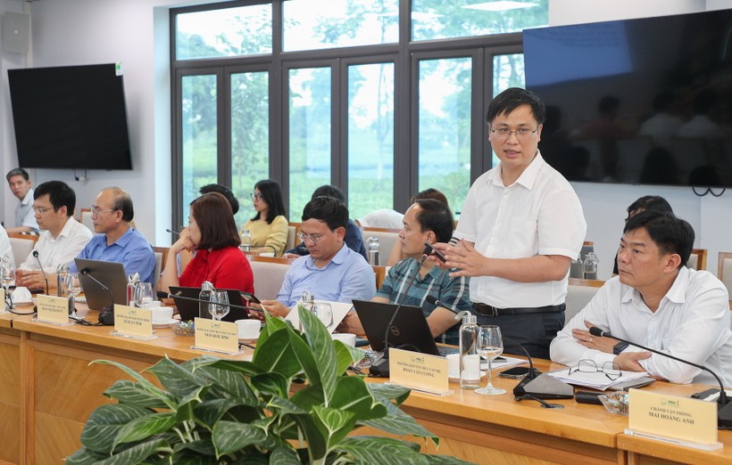 Trưởng ban Đào tạo Nguyễn Anh Tuấn trình bày dự thảo Quy định đào tạo thí điểm Chương trình ươm tạo tài năng từ bậc THPT tại ĐHQGHN.