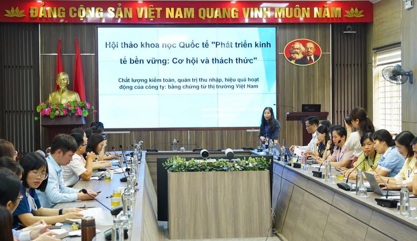 PGS.TS Đào Thị Thanh Bình tham luận tại hội thảo.
