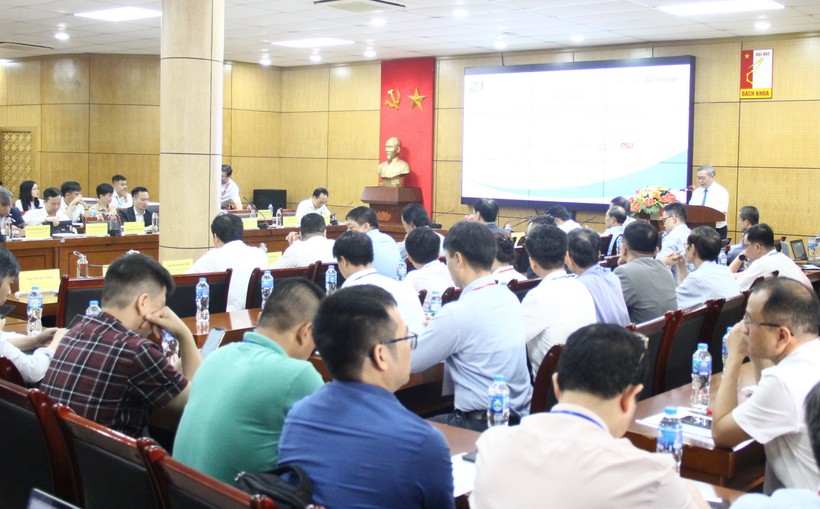TS Trần Đức Lai – Chủ tịch Hội vô tuyến điện tử Việt Nam phát biểu khai mạc hội thảo.