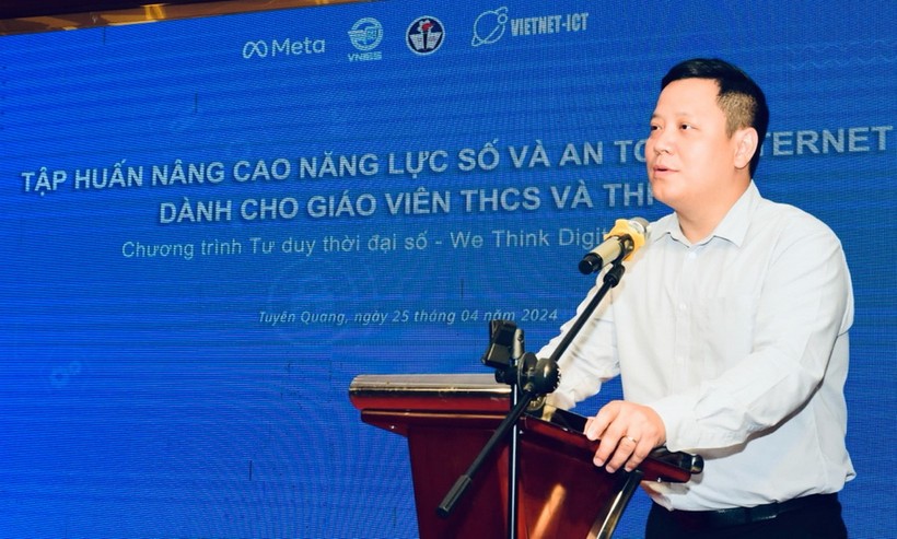GS.TS Lê Anh Vinh chia sẻ tại buổi tập huấn nâng cao năng lực số và an toàn Internet dành cho giáo viên.