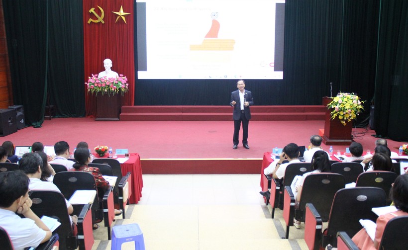 GS.TS Nguyễn Trung Kiên trao đổi về quản trị theo mục tiêu.