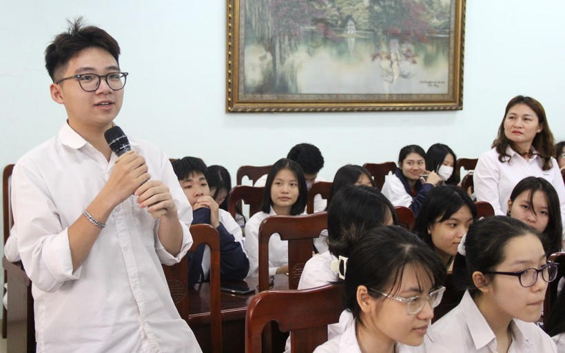 Học sinh Trường THPT Nguyễn Gia Thiều (Long Biên, Hà Nội) đặt câu hỏi tại chương trình.