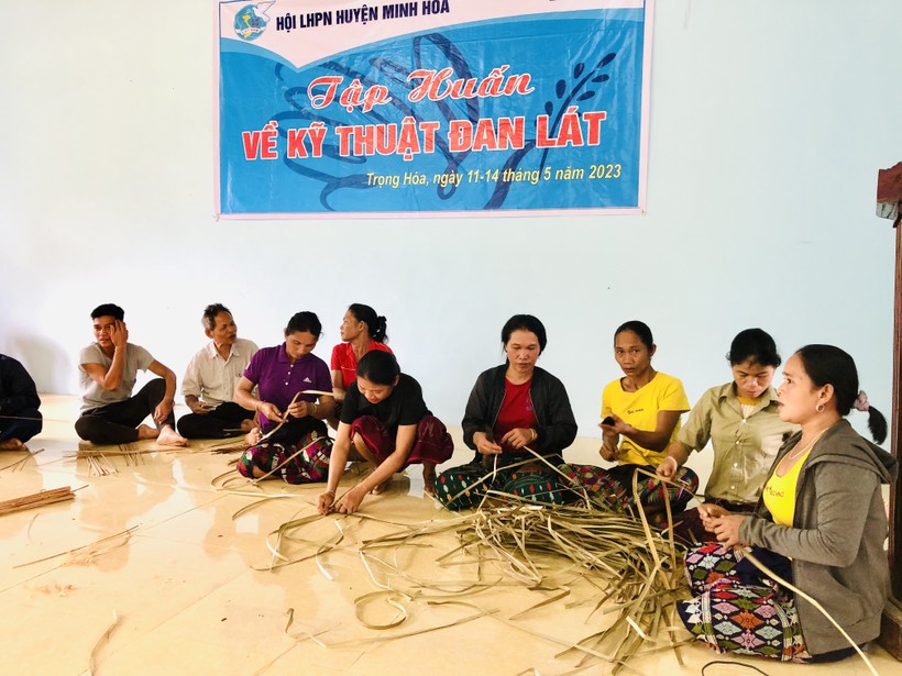 Nghệ nhân dạy cách đan gùi cho các tổ viên tổ hợp tác mây tre đan xã Trọng Hóa.