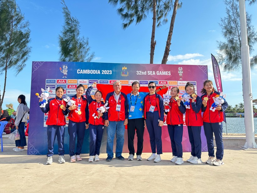 Hồ Thị Ne cùng đồng đội nhận Huy chương Vàng môn đua thuyền truyền thống tại SEA Games 32 tổ chức tại Campuchia.