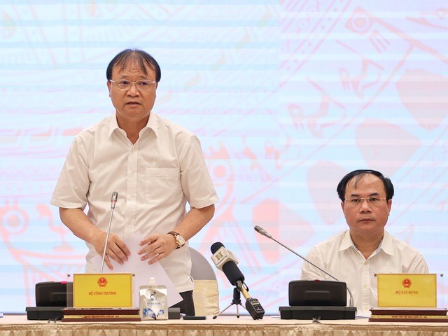 Thứ trưởng Bộ Công Thương Đỗ Thắng Hải (bên trái) tại họp báo Chính phủ thường kỳ tháng 5/2023.