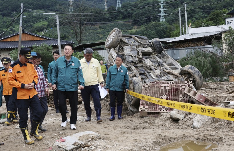 Tổng thống Hàn Quốc Yoon Suk Yeol (thứ tư từ trái sang) nhìn quanh một khu vực bị thiệt hại do lũ lụt ở Yecheon, Hàn Quốc, vào ngày 17 tháng 7 năm 2023. (Ảnh: Jin Sung-chul/Yonhap)