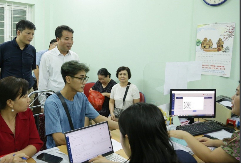 Tổng Giám đốc BHXH Việt Nam Nguyễn Thế Mạnh kiểm tra tại một số Tổ chức dịch vụ thu.