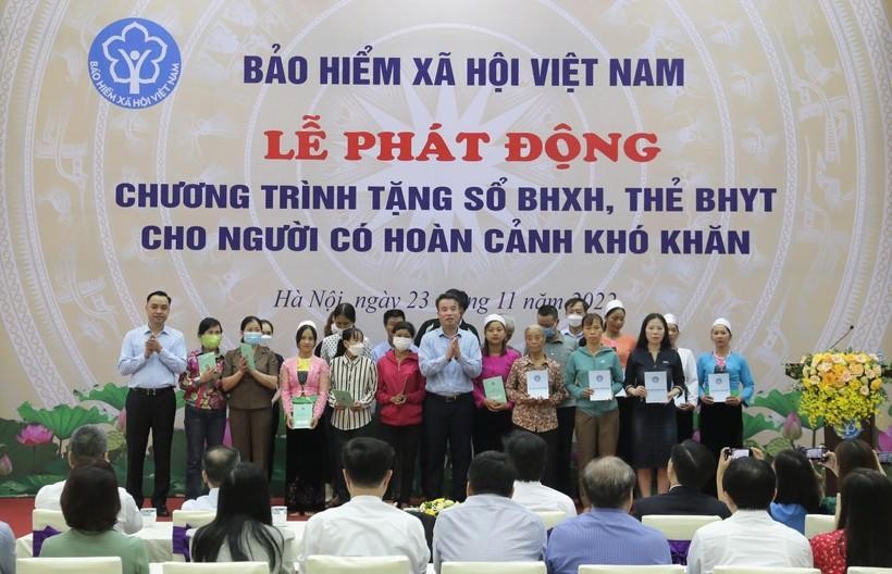 Trao tặng sổ BHXH, thẻ BHYT cho người dân có hoàn cảnh khó khăn tại tỉnh Điện Biên. (Nguồn ảnh: BHXH tỉnh Điện Biên).