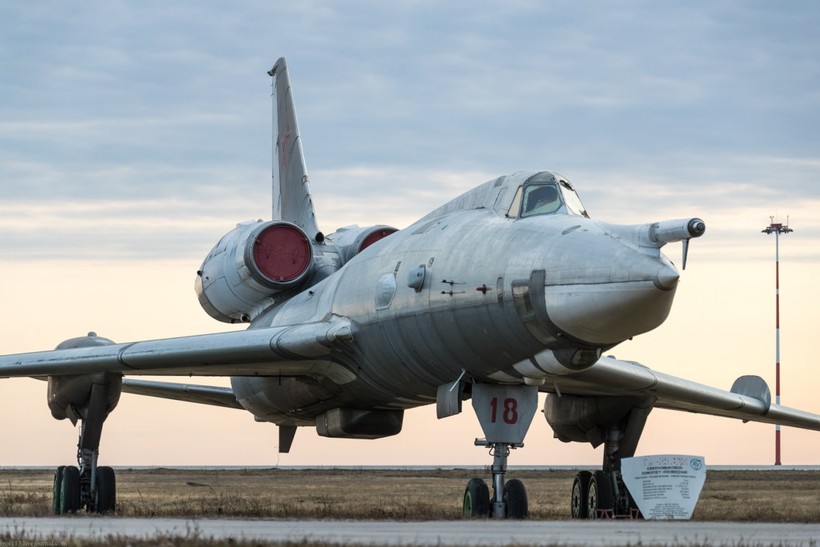 Máy bay ném bom Tu-22 Blinder