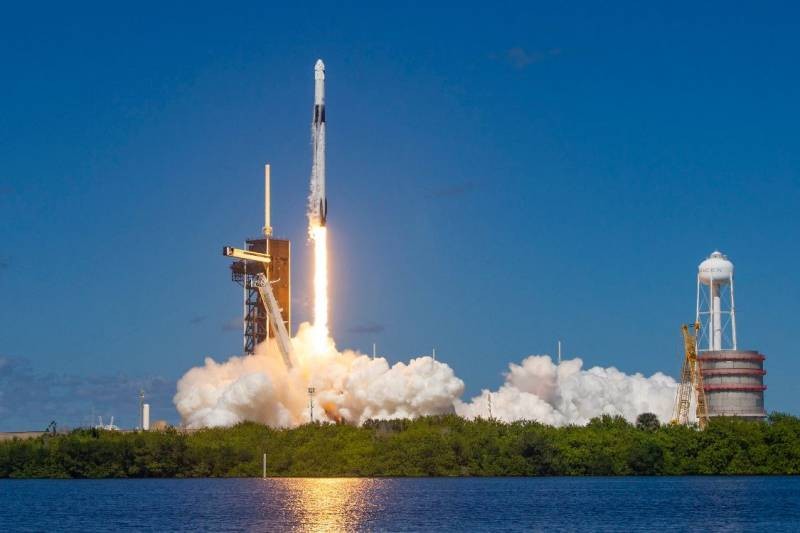 NASA và SpaceX bất ngờ hủy việc gửi nhóm phi hành gia mới lên ISS
