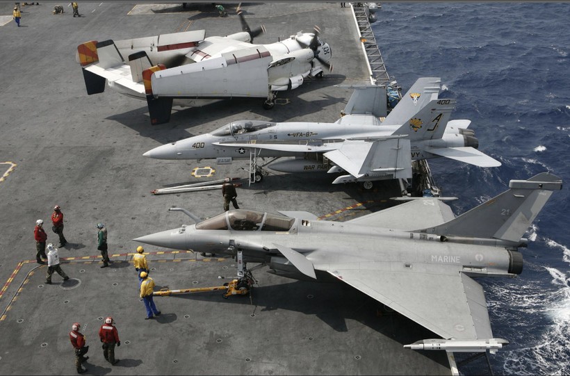 Cuộc đua tiêm kích hạm F/A-18 và Rafale-M trên tàu sân bay Ấn Độ
