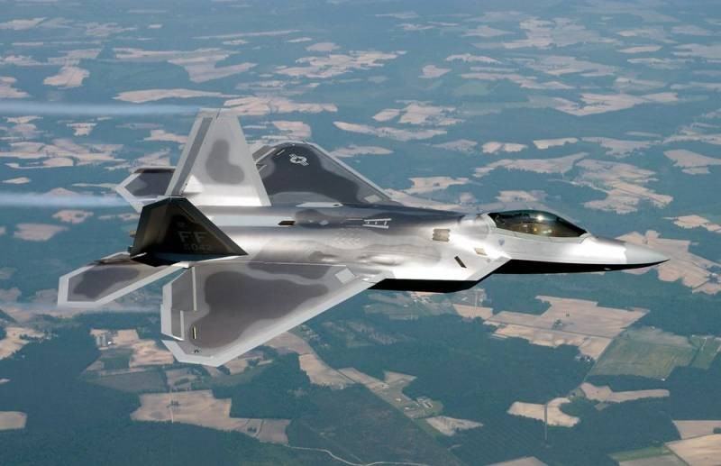 Mỹ bổ sung tiêm kích tàng hình F-22 Raptor tới sát biên giới Nga