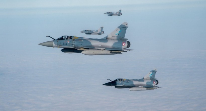 Mirage 2000 thực hiện nhiệm vụ bí mật ở Biển Đen với khí tài lạ
