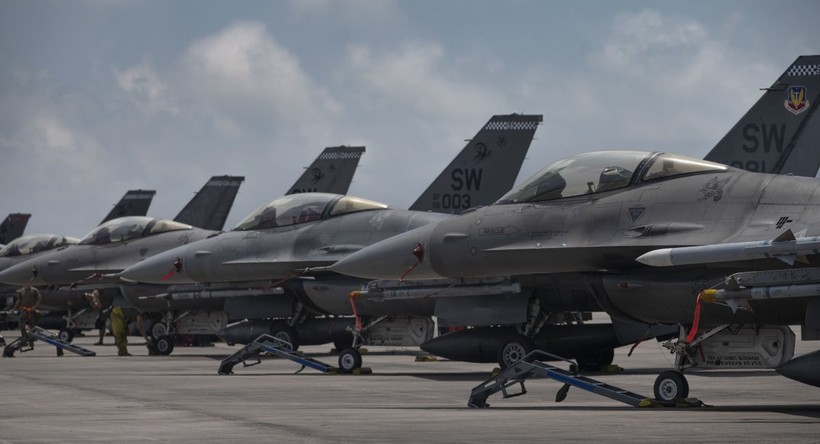 F-16 sẽ giúp 'cựu binh' A-10 bảo vệ tàu chở dầu trước Iran