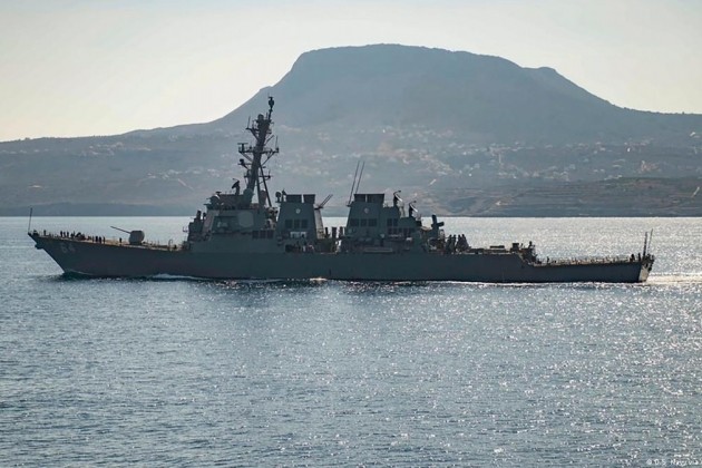 Houthi nỗ lực làm nổ tung khu trục hạm Mỹ bằng tàu không người lái