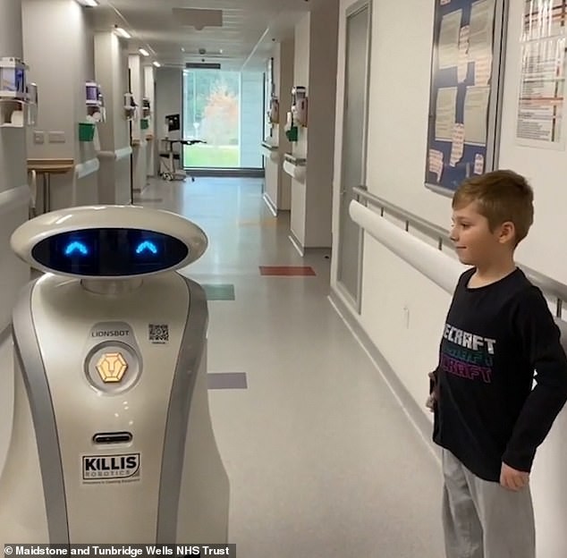 Thử nghiệm Robot mang lại tiếng cười cho bệnh nhân Covid-19 