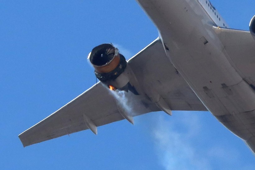 Máy bay Boeing 777 của United Airlines hạ cánh an toàn sau sự cố động cơ