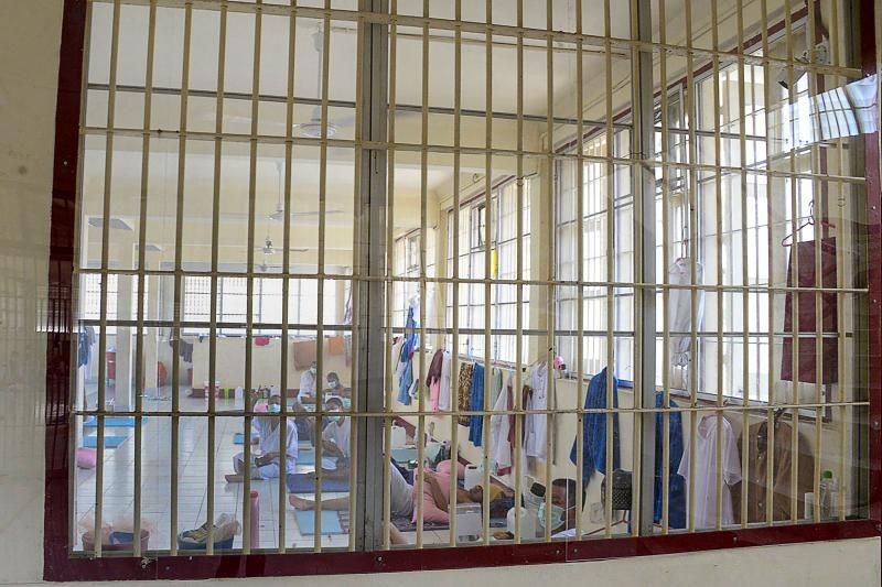 Các tù nhân mắc COVID-19 đang được cách ly tại một bệnh viện dã chiến ở Bangkok trong bối cảnh dịch bệnh đang tấn công các nhà tù. (Ảnh: AFP).