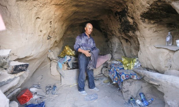 Anh Chu Khả Minh đứng trong hang động nơi anh ta sưởi ấm cho những vận động viên việt dã.