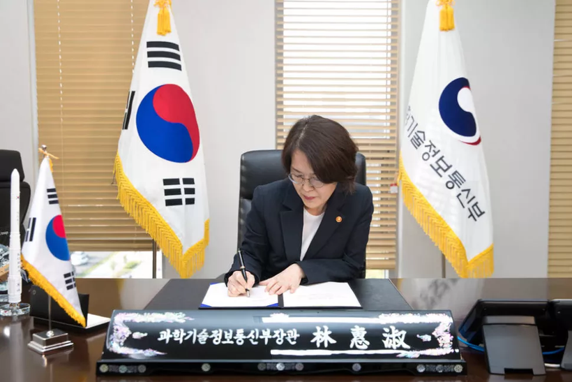 Bộ trưởng Khoa học và CNTT & TT Hàn Quốc Lim Hyesook ký Hiệp định Artemis trong một buổi lễ ở Seoul.
