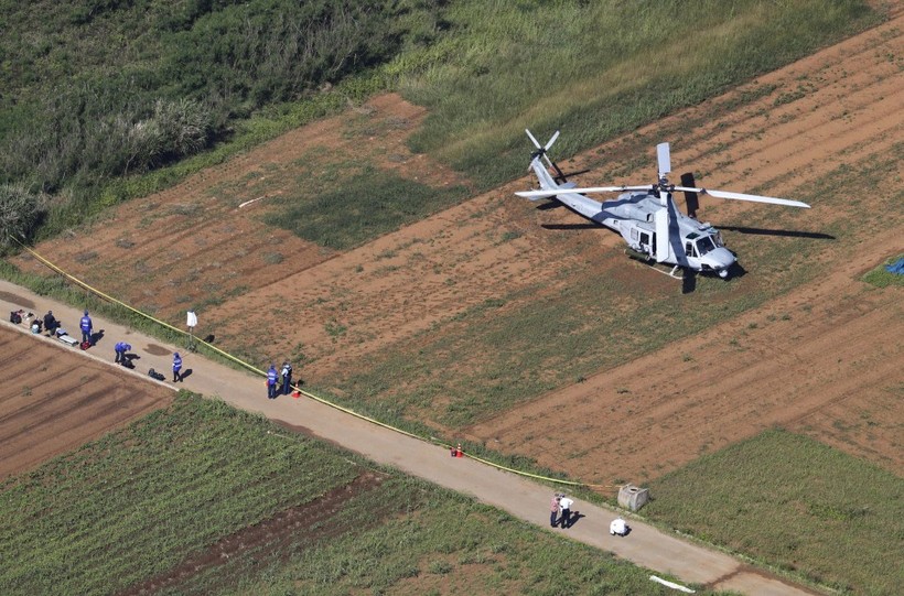 Máy bay trực thăng quân sự của Mỹ hạ cánh khẩn cấp trên cánh đồng trên đảo Tsuken, tỉnh Okinawa, miền nam Nhật Bản. 
