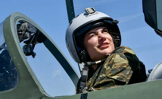  Những nữ phi công trẻ láy máy bay chiến đấu.