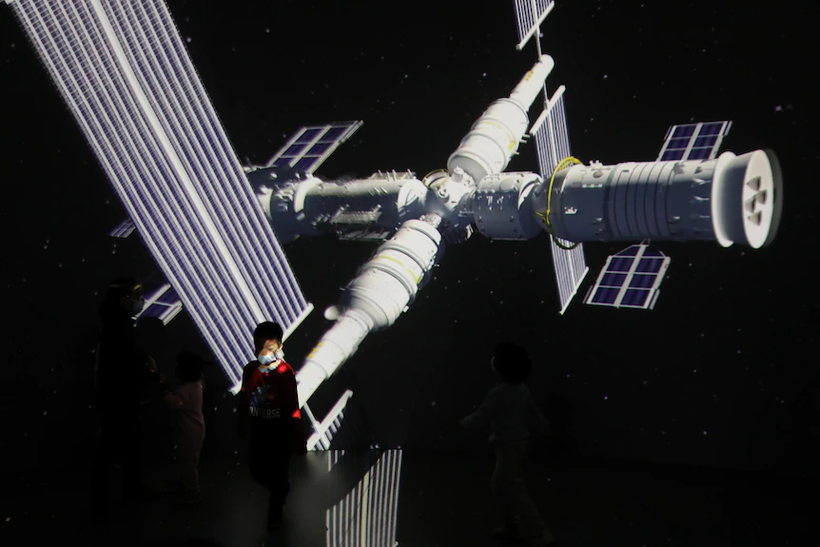 Màn hình khổng lồ chiếu những hình ảnh về trạm vũ trụ Thiên Hà của Trung Quốc tại một cuộc triển lãm ở Bắc Kinh.