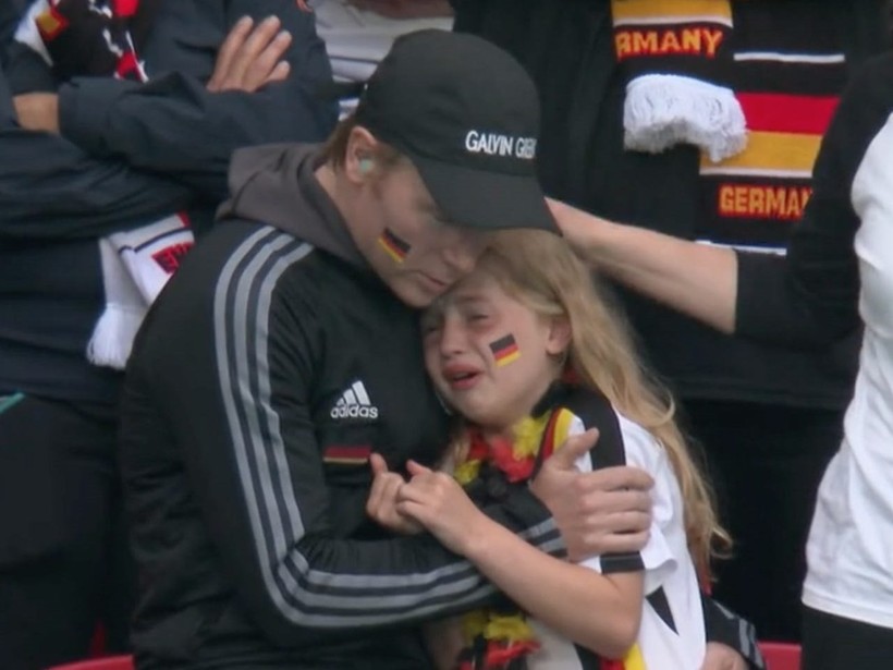 Hình ảnh  người hâm mộ trẻ tuổi đã khóc trong trận thua 0-2 của Đức trước Anh.