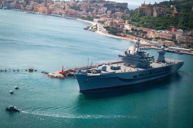 Tàu chỉ huy đổ bộ lớp Blue Ridge USS Mount Whitney (LCC 20) cập cảng Gaeta, Ý vào ngày 15/5/2020. (Ảnh: US Navy).