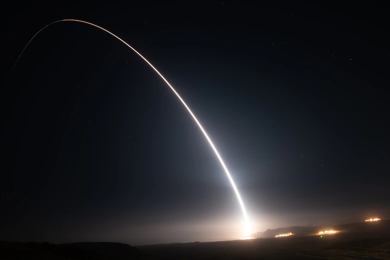 Tên lửa đạn đạo xuyên lục địa Minuteman III rời bệ phóng vào ngày 11/8/2021 tại Căn cứ Lực lượng Không gian Vandenberg, California.