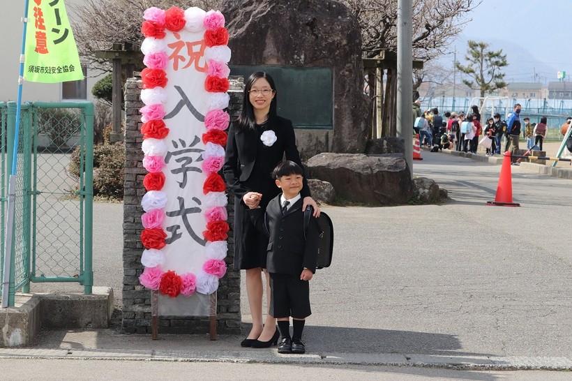 Chị Phan Thị Phương Thúy (ở Suzaka - tỉnh Nagano - Nhật Bản) cùng con trai trong ngày đầu đi học lớp 1. Ảnh PT.