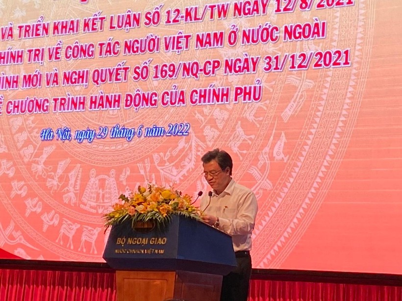 Thứ trưởng Bộ GD&ĐT Nguyễn Hữu Độ phát biểu tại Hội nghị.