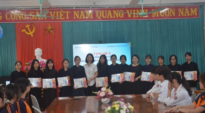 Tặng 180 suất quà “Tự tin thi tốt” cho học sinh lớp 12 Trường THPT Dân tộc Nội trú tỉnh Lạng Sơn. Ảnh Ngô Chuyên.