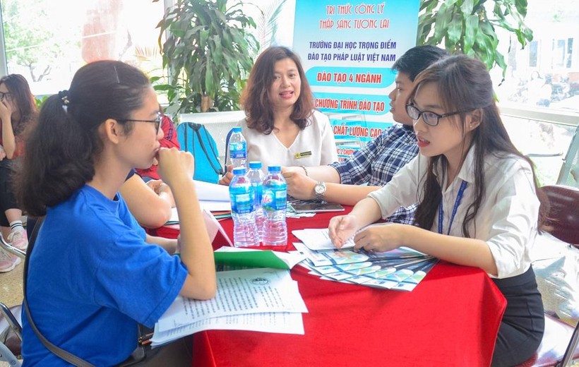 Học sinh tham dự buổi tư vấn tuyển sinh của Trường ĐH Luật Hà Nội.