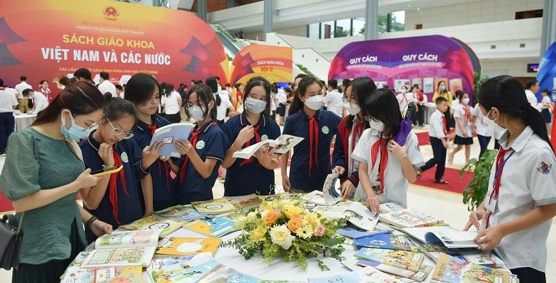 Học sinh, phụ huynh tham quan các gian trưng bày sách giáo khoa Việt Nam và các nước. Ảnh Thế Đại.