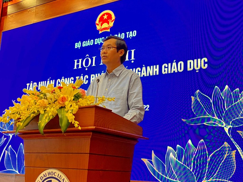 Thứ trưởng Bộ GD&ĐT Nguyễn Văn Phúc phát biểu tại Hội nghị. Ảnh NC.